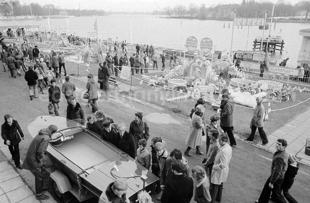 GDR photo archive: Berlin - Visitor on the camping exhibition and leisure exhibition on the area between the society house and the regatta rostrum in Gruenau, in Berlin, the former capital of the GDR, German democratic republic