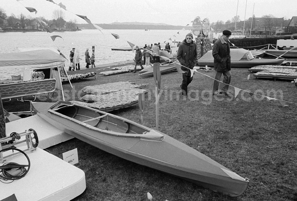 Berlin: Visitor on the camping exhibition and leisure exhibition on the area between the society house and the regatta rostrum in Gruenau, in Berlin, the former capital of the GDR, German democratic republic