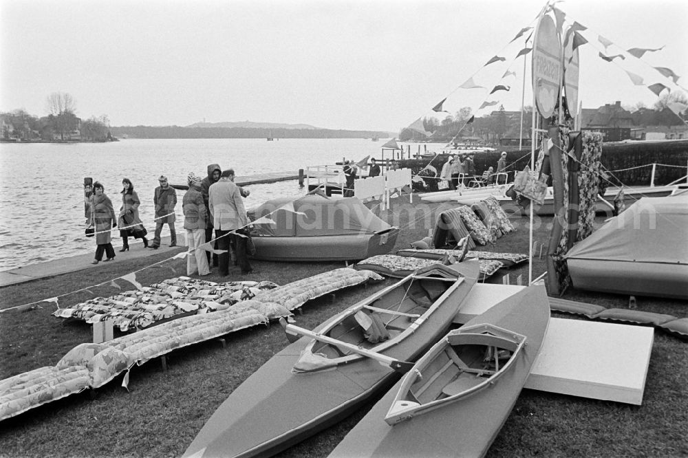 GDR photo archive: Berlin - Visitor on the camping exhibition and leisure exhibition on the area between the society house and the regatta rostrum in Gruenau, in Berlin, the former capital of the GDR, German democratic republic