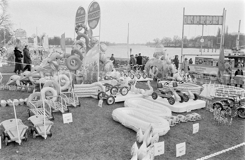 Berlin: Visitor on the camping exhibition and leisure exhibition on the area between the society house and the regatta rostrum in Gruenau, in Berlin, the former capital of the GDR, German democratic republic