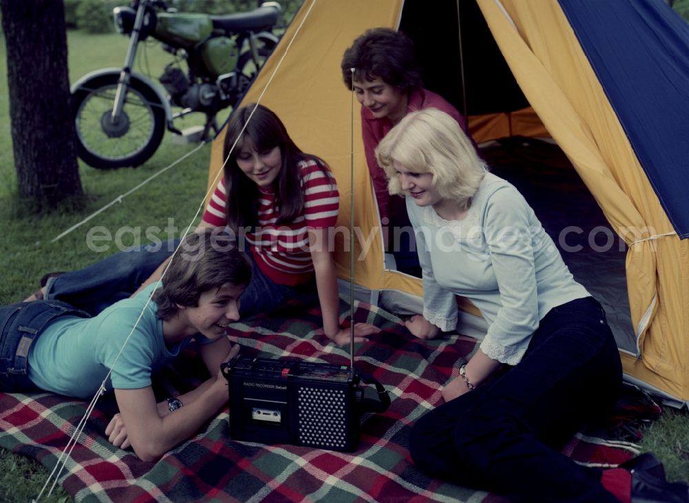 Berlin: Camping enthusiasts during a picnic with a radio recorder Babett KTR 43