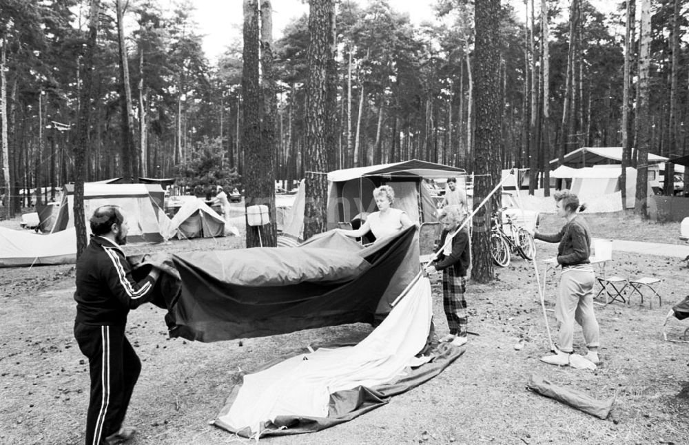 GDR photo archive: Berlin - Urlauber beim Aufbau eines Zeltes auf dem Internationalen Campingplatz (Intercamping) am Krossinsee bei Schmöckwitz in Berlin-Köpenick.