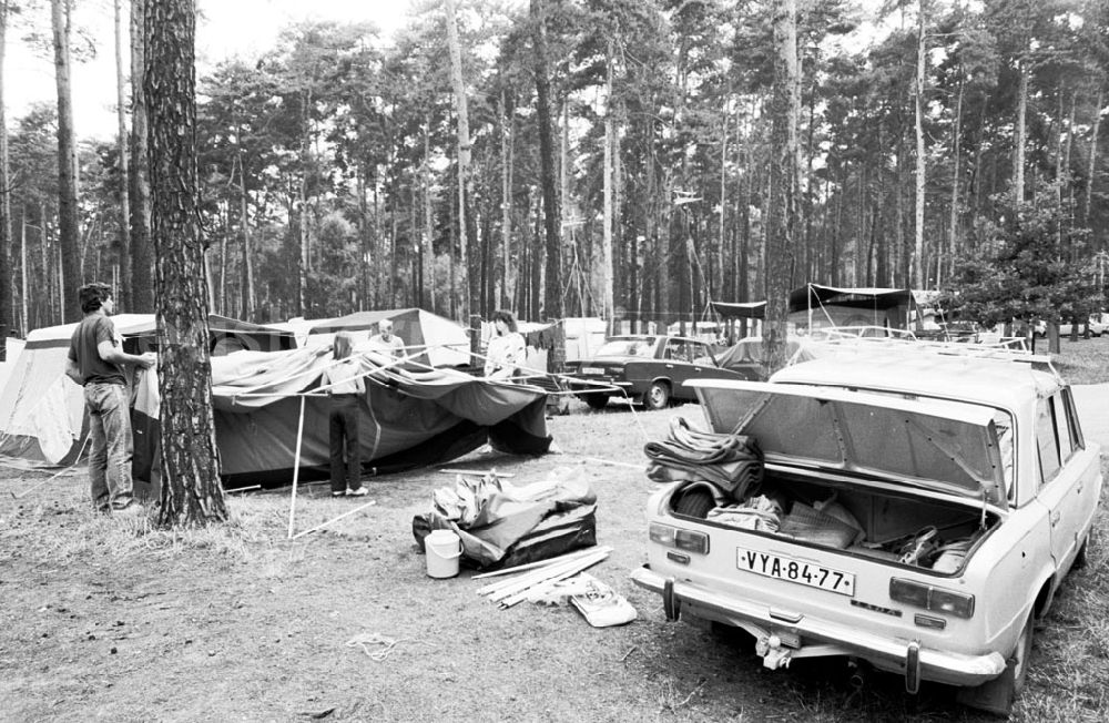 GDR picture archive: Berlin - Urlauber beim Aufbau eines Zeltes auf dem Internationalen Campingplatz (Intercamping) am Krossinsee bei Schmöckwitz in Berlin-Köpenick. Ein Auto vom Typ Lada 21