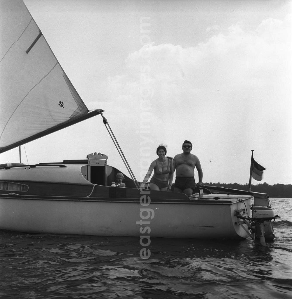 GDR image archive: Berlin Köpenick - Campingurlaub am Krossinsee. Eine Familie geht auf große Fahrt mit ihrem Segelschiff.
