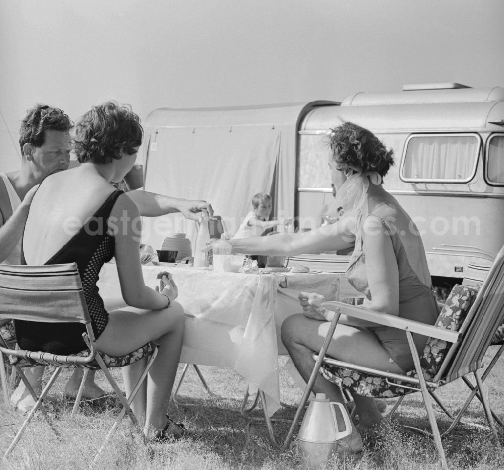 GDR image archive: Dierhagen - At the campsite in the seaside Dierhagen between the Baltic Sea and Bodden on the peninsula Fischland-Zingst in Dierhagen in Mecklenburg-Vorpommern in the area of the former GDR, German Democratic Republic