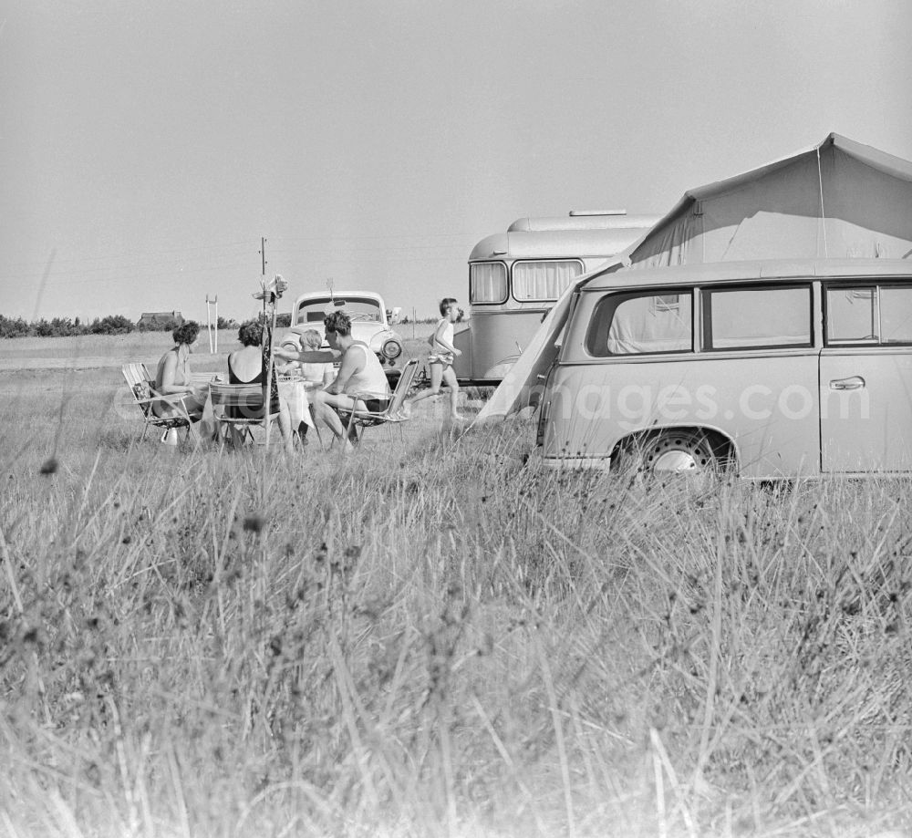 GDR photo archive: Dierhagen - Camping holidays at the campsite in the seaside Dierhagen between the Baltic Sea and Bodden on the peninsula Fischland-Zingst in Dierhagen in Mecklenburg-Vorpommern on the territory of the former GDR, German Democratic Republic