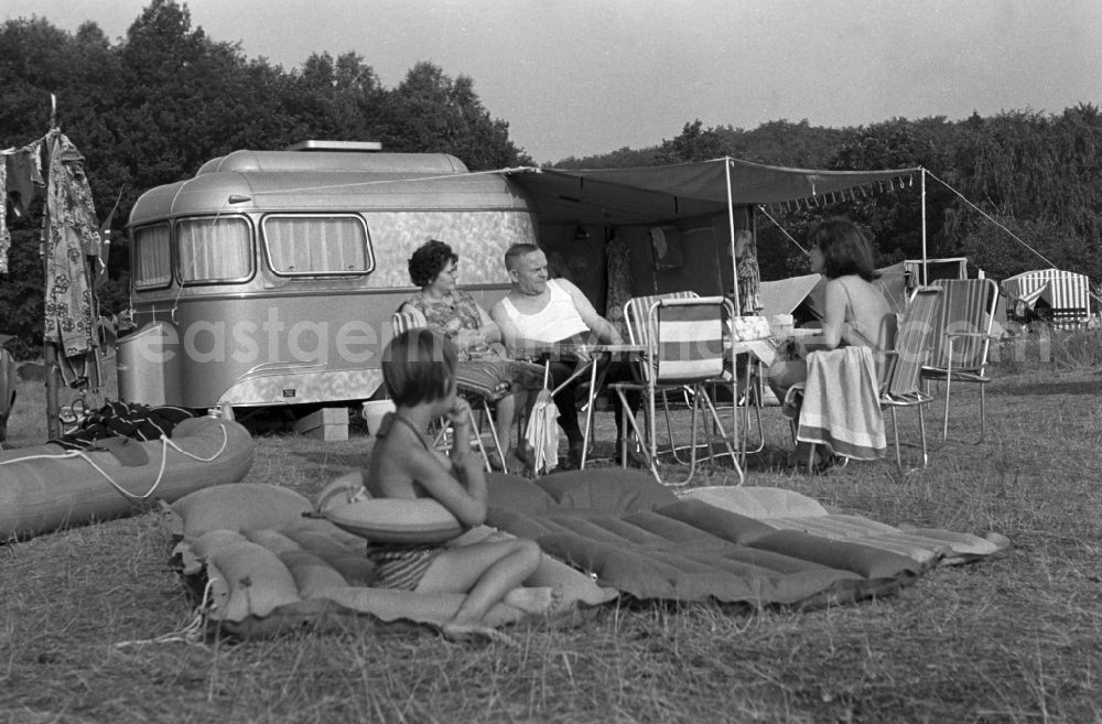GDR image archive: Neuruppin OT Stendenitz - NEURUPPIN OT Stendenitz Familienurlaub auf dem Campingplatz Am Rottstielfließ am Tornowsee in Brandenburg.