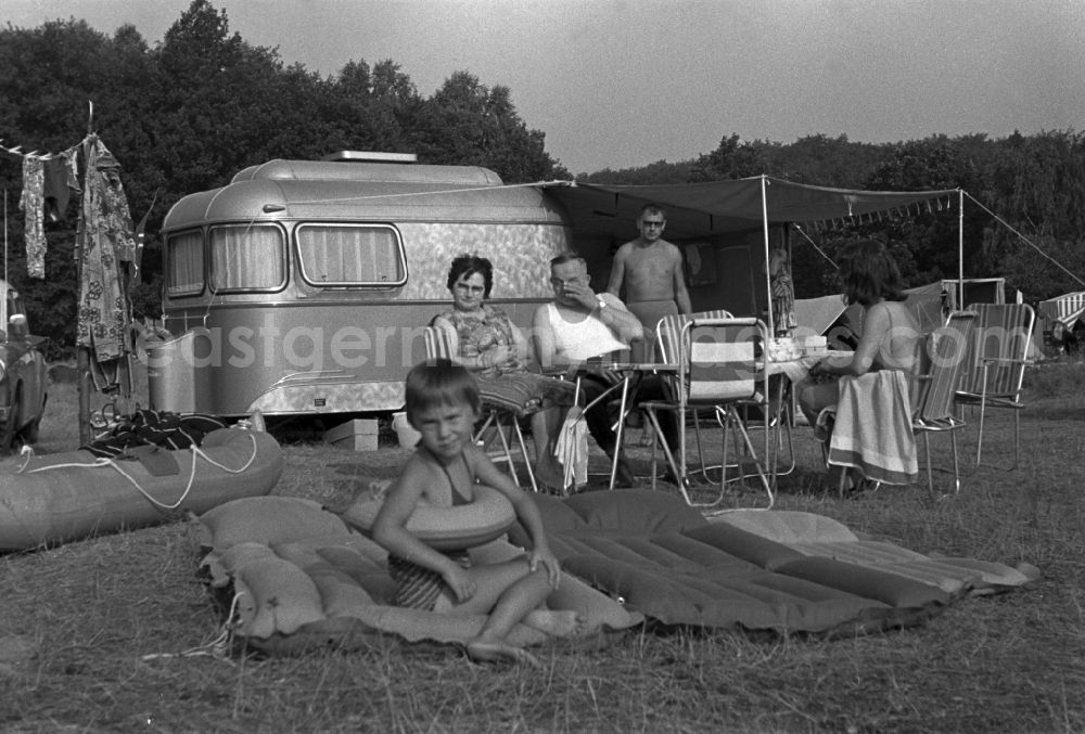 GDR photo archive: Neuruppin OT Stendenitz - NEURUPPIN OT Stendenitz Familienurlaub auf dem Campingplatz Am Rottstielfließ am Tornowsee in Brandenburg.