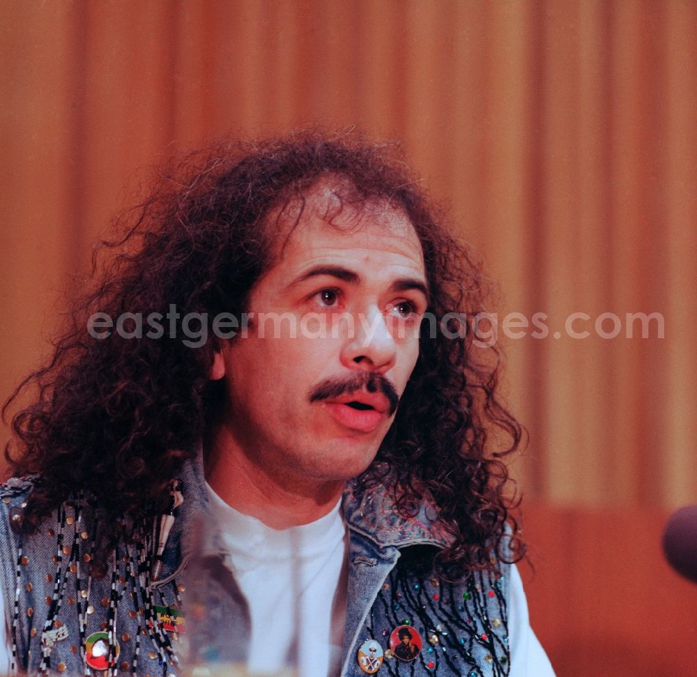 Berlin: Carlos Augusto Alves Santana during the guest performance at the Palace of the Republic in Berlin - Mitte