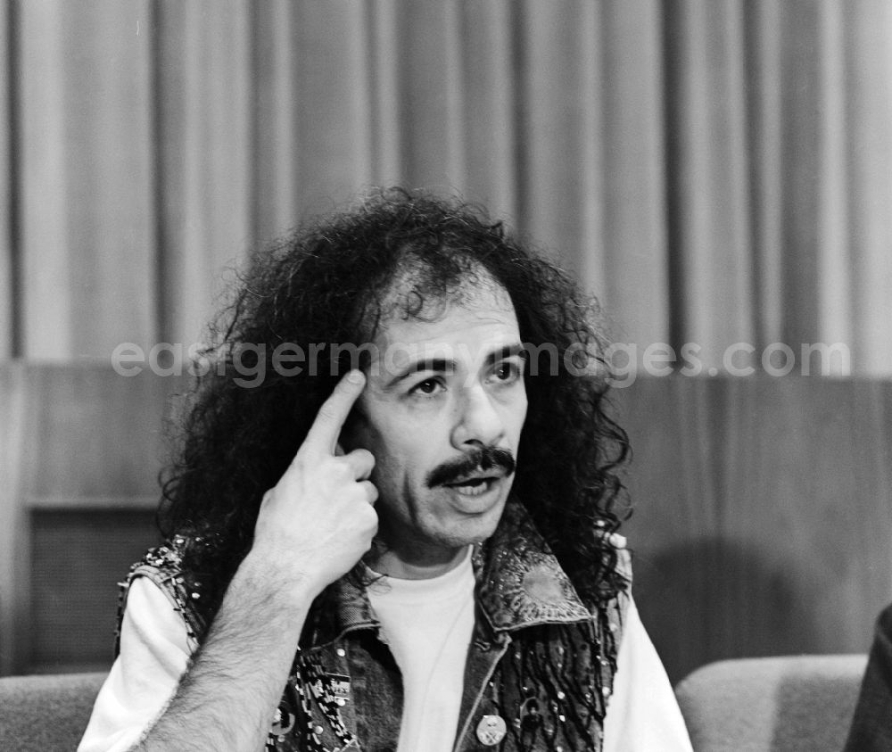 GDR image archive: Berlin - Carlos Augusto Alves Santana during the guest performance at the Palace of the Republic in Berlin - Mitte