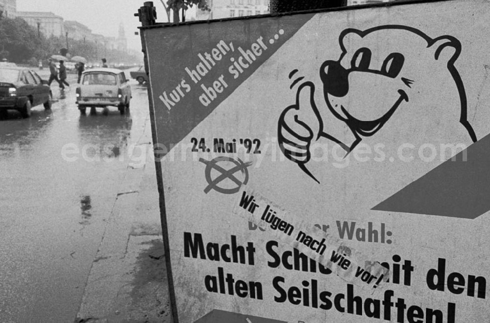 GDR image archive: Berlin - CDU Wahlplakat mit dem Slogan: Kurs halten, aber sicher... und Macht Schluß mit den alten Seilschaften!. Darüber geklebt der Spruch: Wir lügen nach wie vor!.