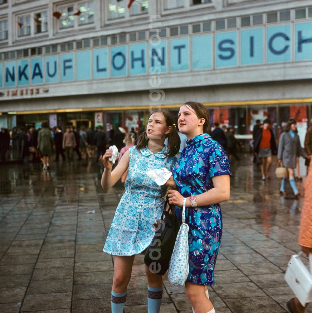 Berlin: Einkauf lohnt sich steht an dem von 1967 bis 1970 errichteten Centrum Warenhaus auf dem Berliner Alexanderplatz. Auf bis zu 15.00