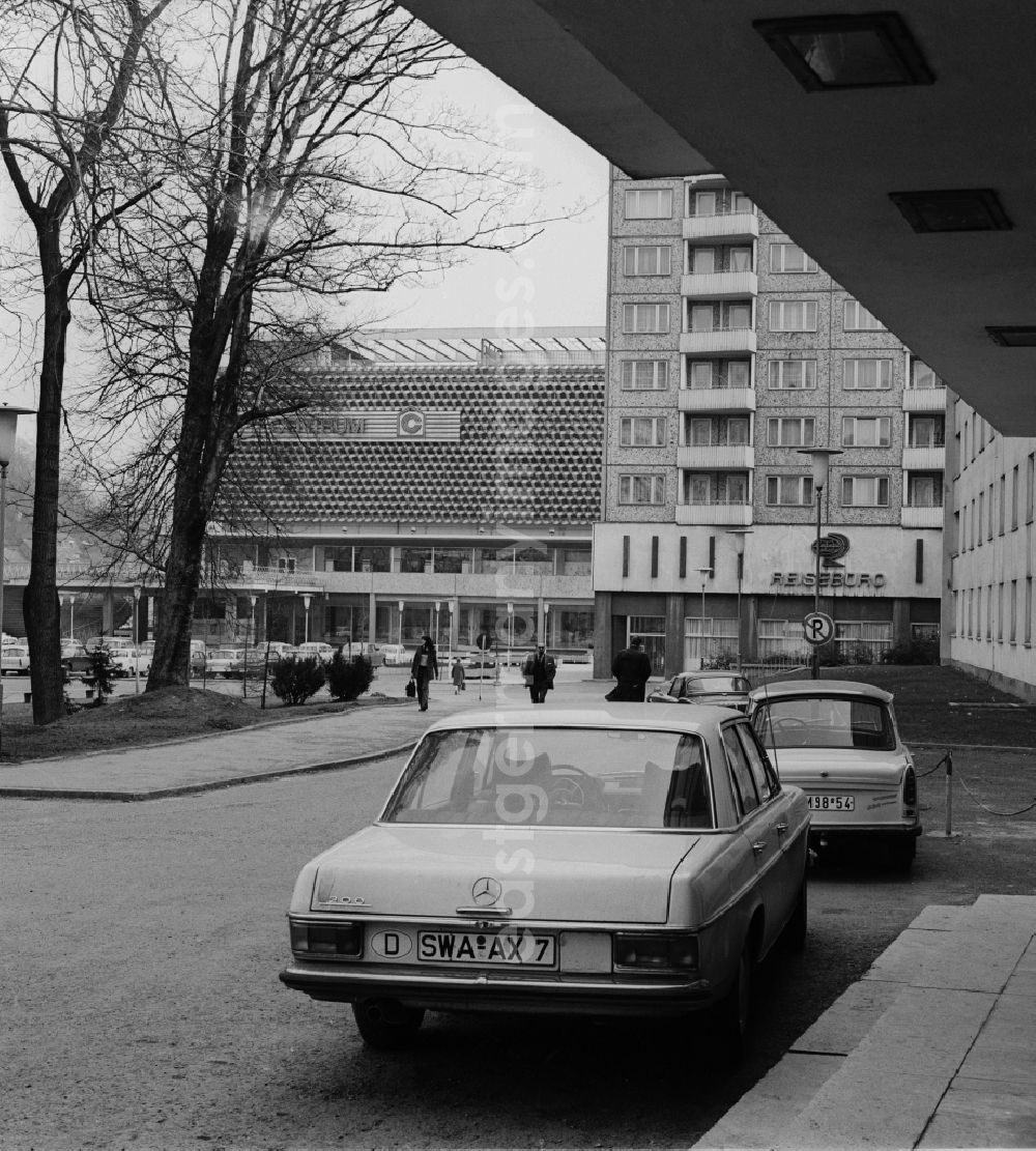 Suhl: Centrum department store in Suhl in today's State of Thuringia. In the foreground a Mercedes Benz with a BRD indicator