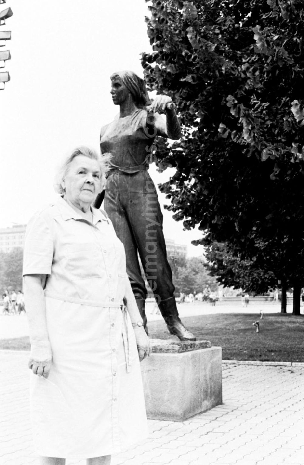 GDR picture archive: Berlin-Mitte - Charlotte Mandel, Rathausstr. 11, Trümmerfrau vor dem Trümmerfrauendenkmal auf dem Rathausplatz 10.