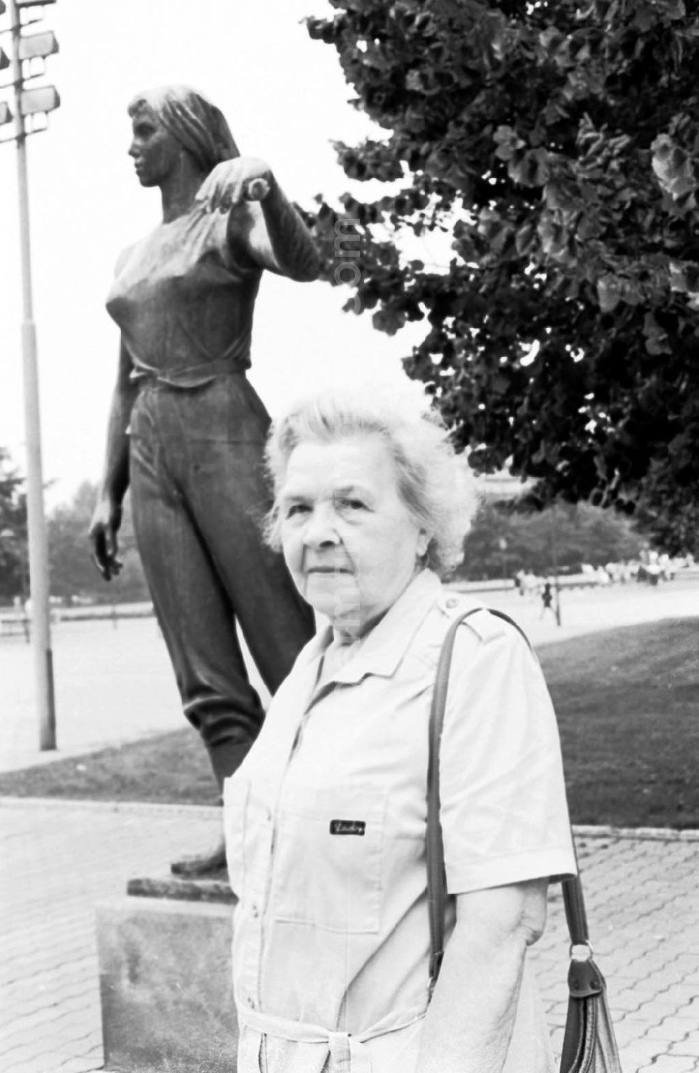 GDR image archive: Berlin-Mitte - Charlotte Mandel, Rathausstr. 11, Trümmerfrau vor dem Trümmerfrauendenkmal auf dem Rathausplatz 10.