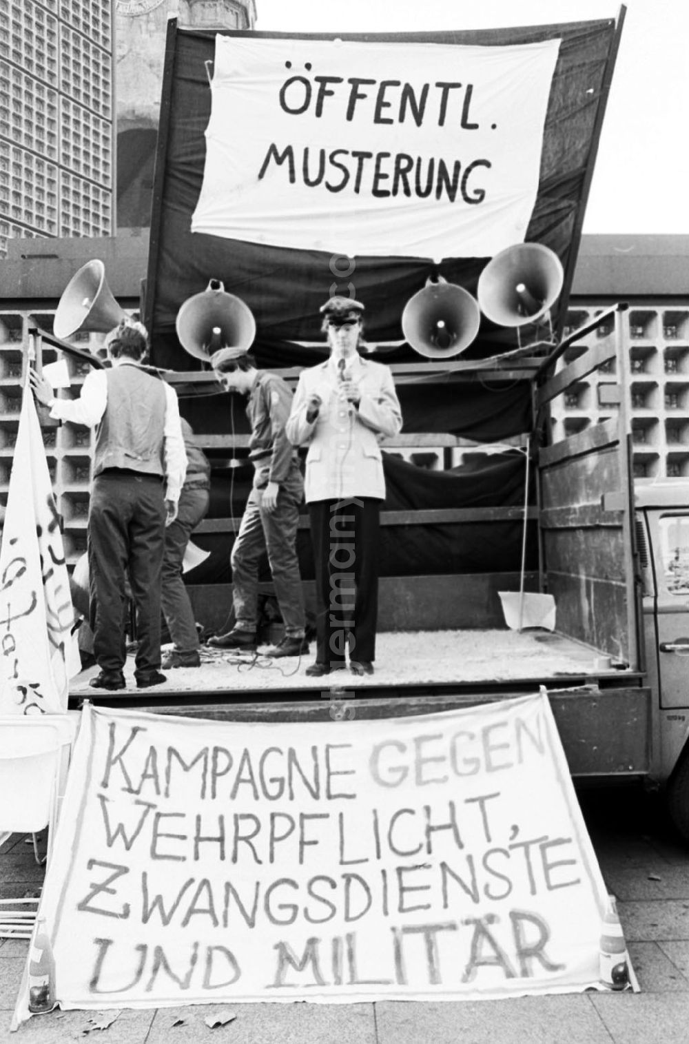 GDR photo archive: Berlin-Charlottenburg - Charlottenburg - Berlin Aktion gegen Wehrpflicht vor der Gedächniskirche 28.10.9