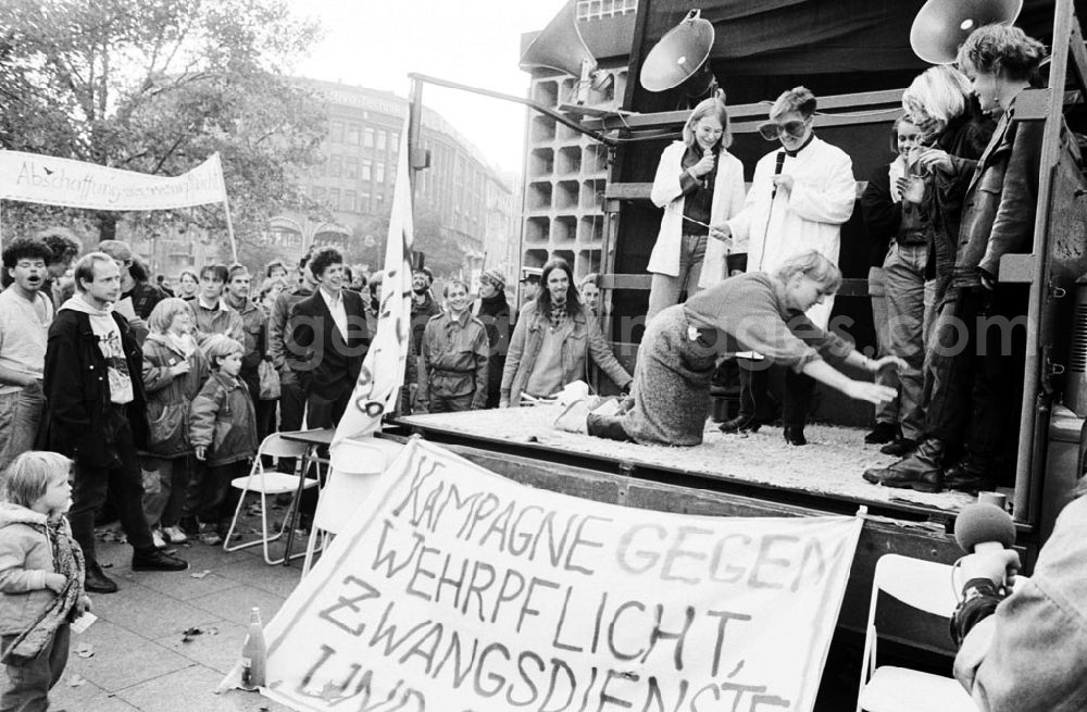 GDR picture archive: Berlin-Charlottenburg - Charlottenburg - Berlin Aktion gegen Wehrpflicht vor der Gedächniskirche 28.10.9