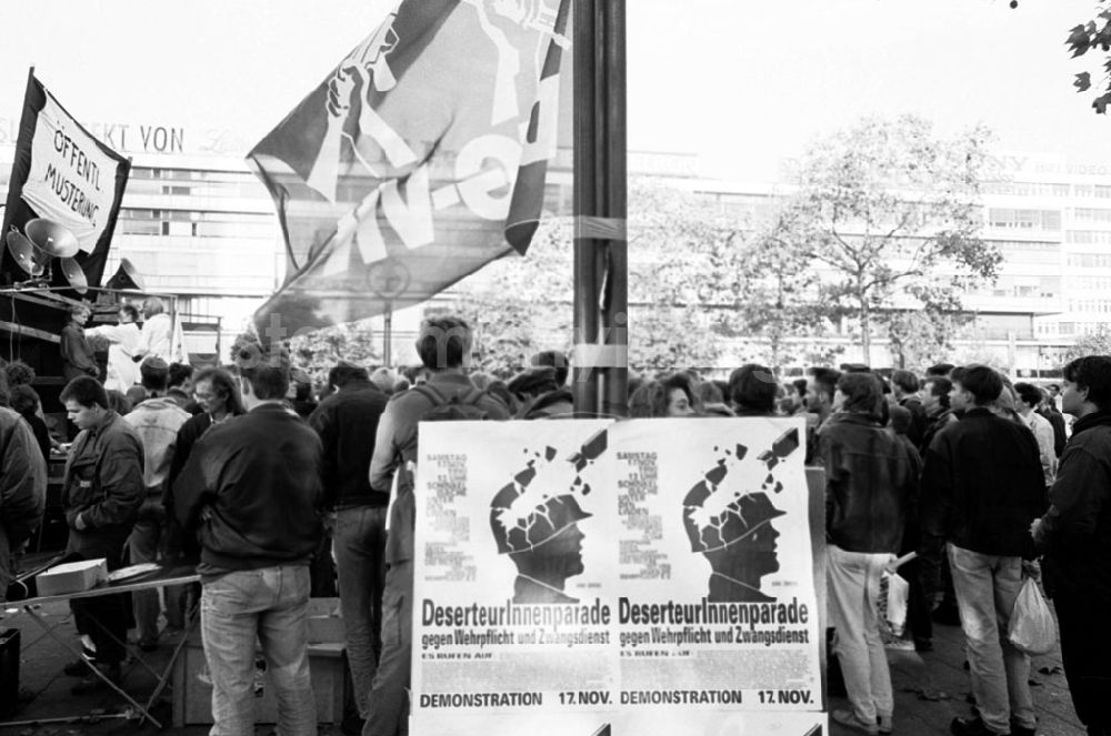 Berlin-Charlottenburg: Charlottenburg - Berlin Aktion gegen Wehrpflicht vor der Gedächniskirche 28.10.9