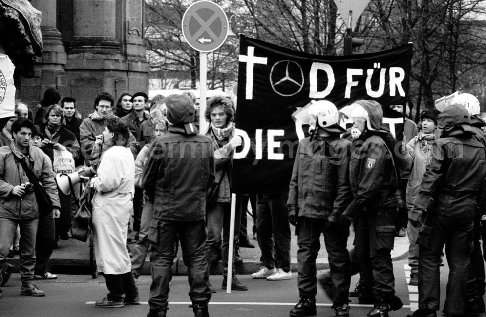 GDR image archive: Berlin-Charlottenburg - Charlottenburg - Berlin Demo-Kriegsgegner vor Westberliner Salzufer gegen Mercedeskonzern 23.