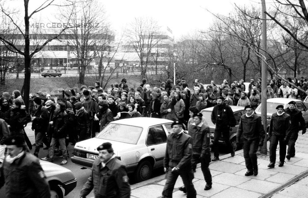 GDR photo archive: Berlin-Charlottenburg - Charlottenburg - Berlin Demo-Kriegsgegner vor Westberliner Salzufer gegen Mercedeskonzern 23.