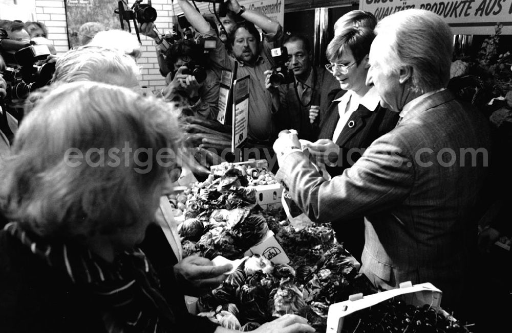 GDR photo archive: Berlin-Charlottenburg - Charlottenburg - Berlin KaDeWe verkauft Produkte aus Werder 20.07.9
