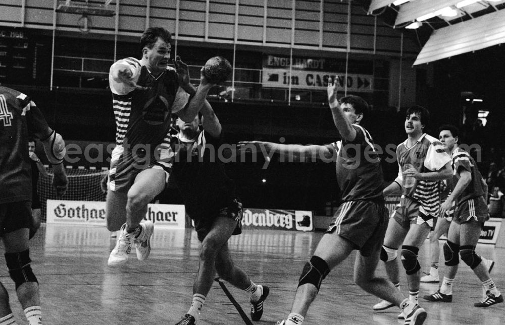 GDR image archive: Berlin-Charlottenburg - Charlottenburg - Berlin Männer Handball, Preußen gegen Magdeburg 09.12.9