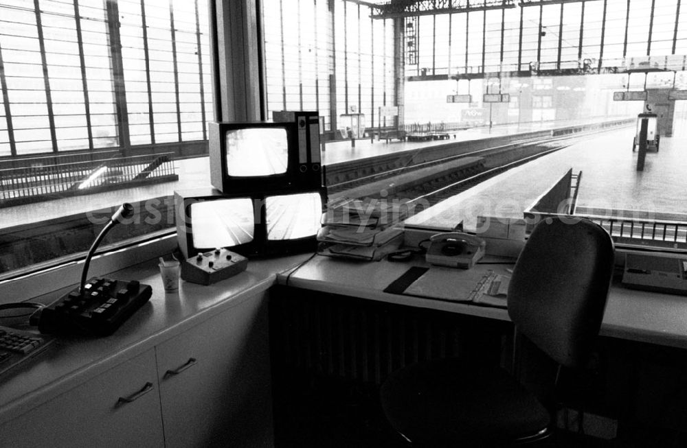 GDR photo archive: Berlin-Charlottenburg - Charlottenburg - Berlin Reichsbahnstreik (Bhf. Zoo) 26.11.9