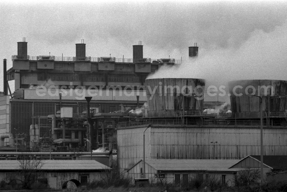 GDR photo archive: Bitterfeld - Blick auf das Chemiekombinat VEB Bitterfeld mit rauchenden Schornstein.