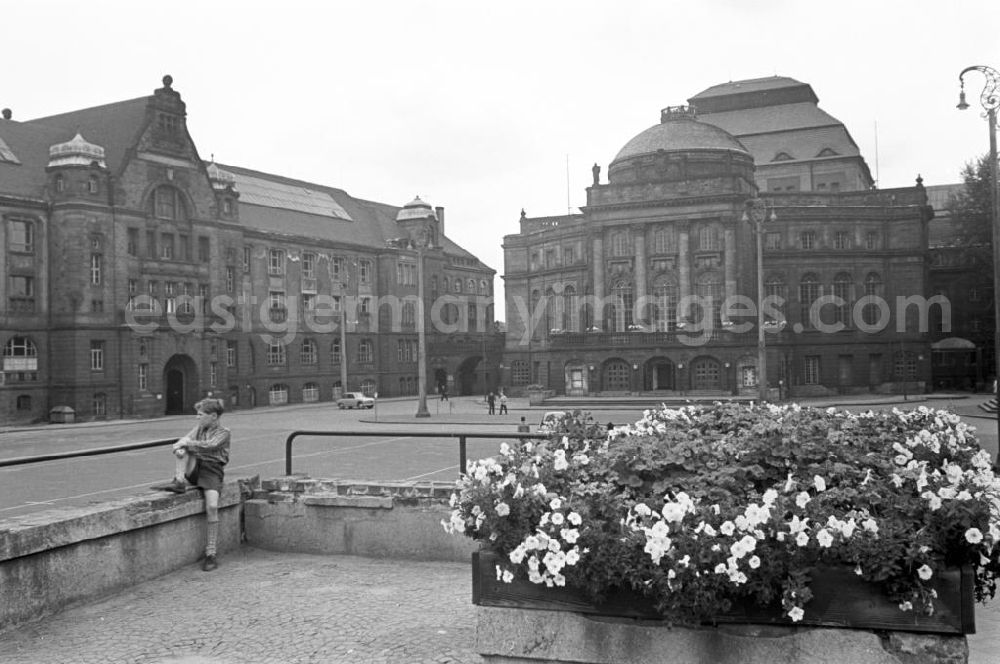 GDR photo archive: Chemnitz - Blick auf das Opernhaus und das König-Albert-Museum am Theaterplatz in Karl-Marx-Stadt (heute Chemnitz).