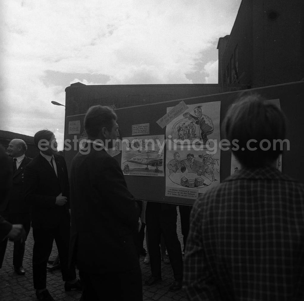 GDR photo archive: Chemnitz - Bezirksdelegiertenkonferenz der SED. Delegierte betrachten eine satirische Wandzeitung zur Entwicklung in Bezirk und Republik.