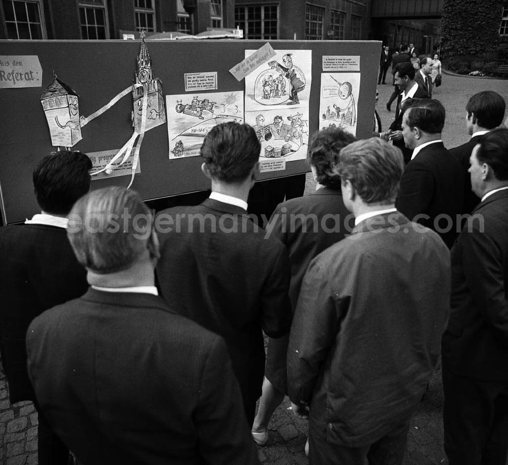 GDR image archive: Chemnitz - Bezirksdelegiertenkonferenz der SED. Delegierte betrachten eine satirische Wandzeitung zur Entwicklung in Bezirk und Republik.