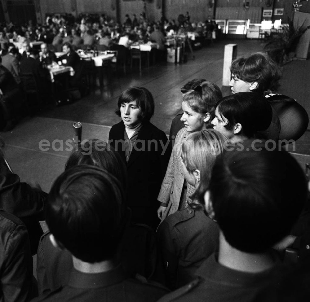 GDR photo archive: Chemnitz - Bezirksdelegiertenkonferenz der SED. Die Singgruppe der FDJ sorgt für erbauliche Unterhaltung.