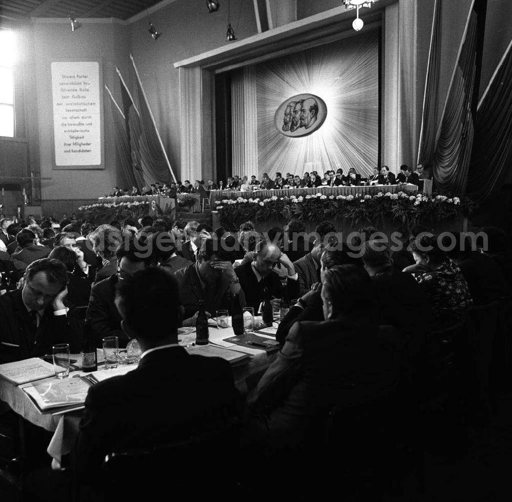 GDR picture archive: Chemnitz - Bezirksdelegiertenkonferenz der SED. Ein Blick auf die Teilnehmer der Konferenz. Delegiert sein hieß zu jeder Zeit, alle hohlen Inszenierung über sich ergehen zu lassen und tapfer gegen Müdigkeit und Langeweile anzukämpfen.