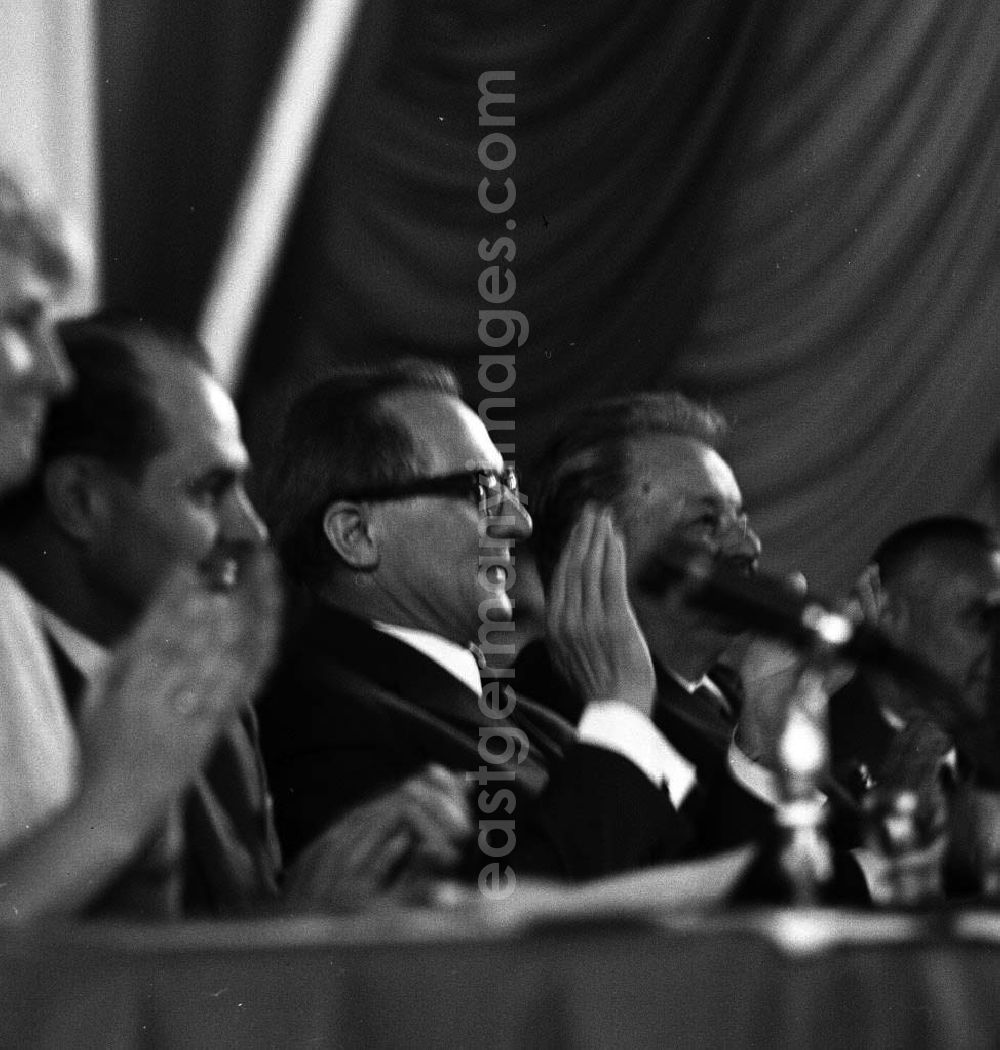 GDR image archive: Chemnitz - Bezirksdelegiertenkonferenz der SED. Delegierte während der Sitzung.