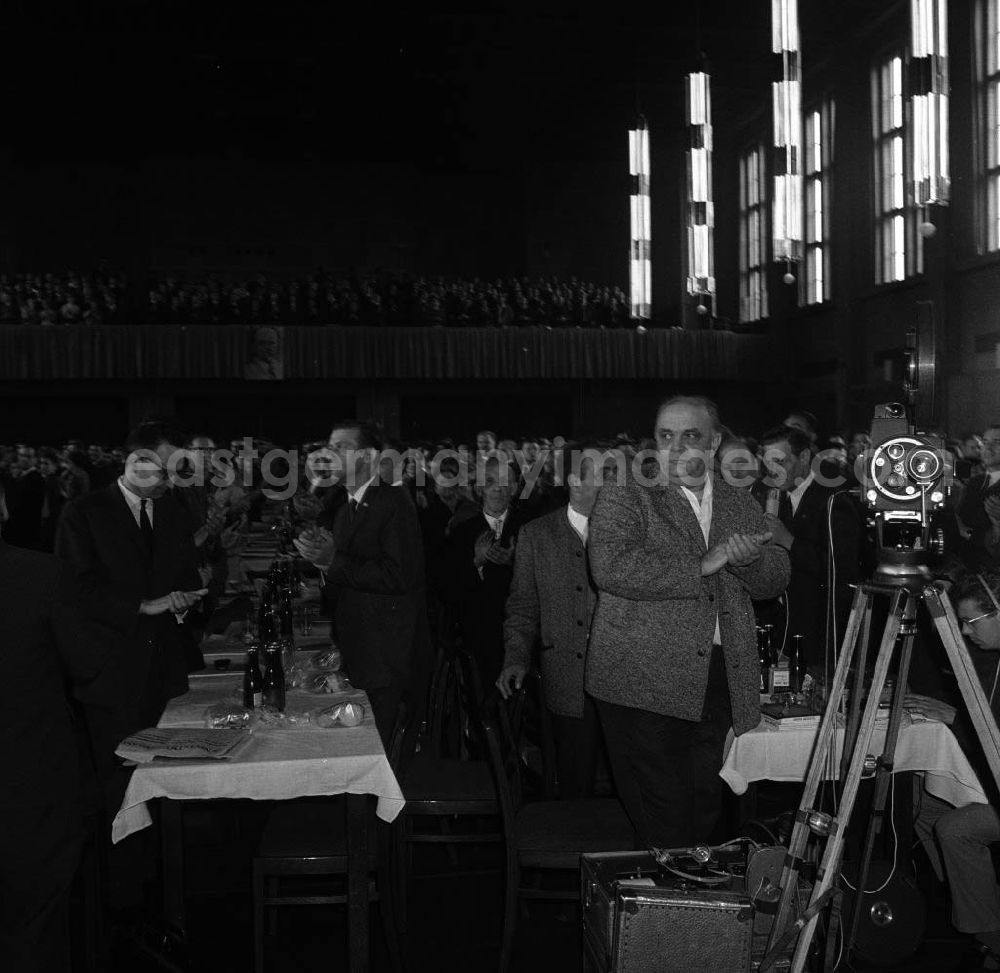GDR image archive: Chemnitz - Bezirksdelegiertenkonferenz der SED. Unter Applaus betreten Erich Honecker und andere Ehrengäste den Saal.