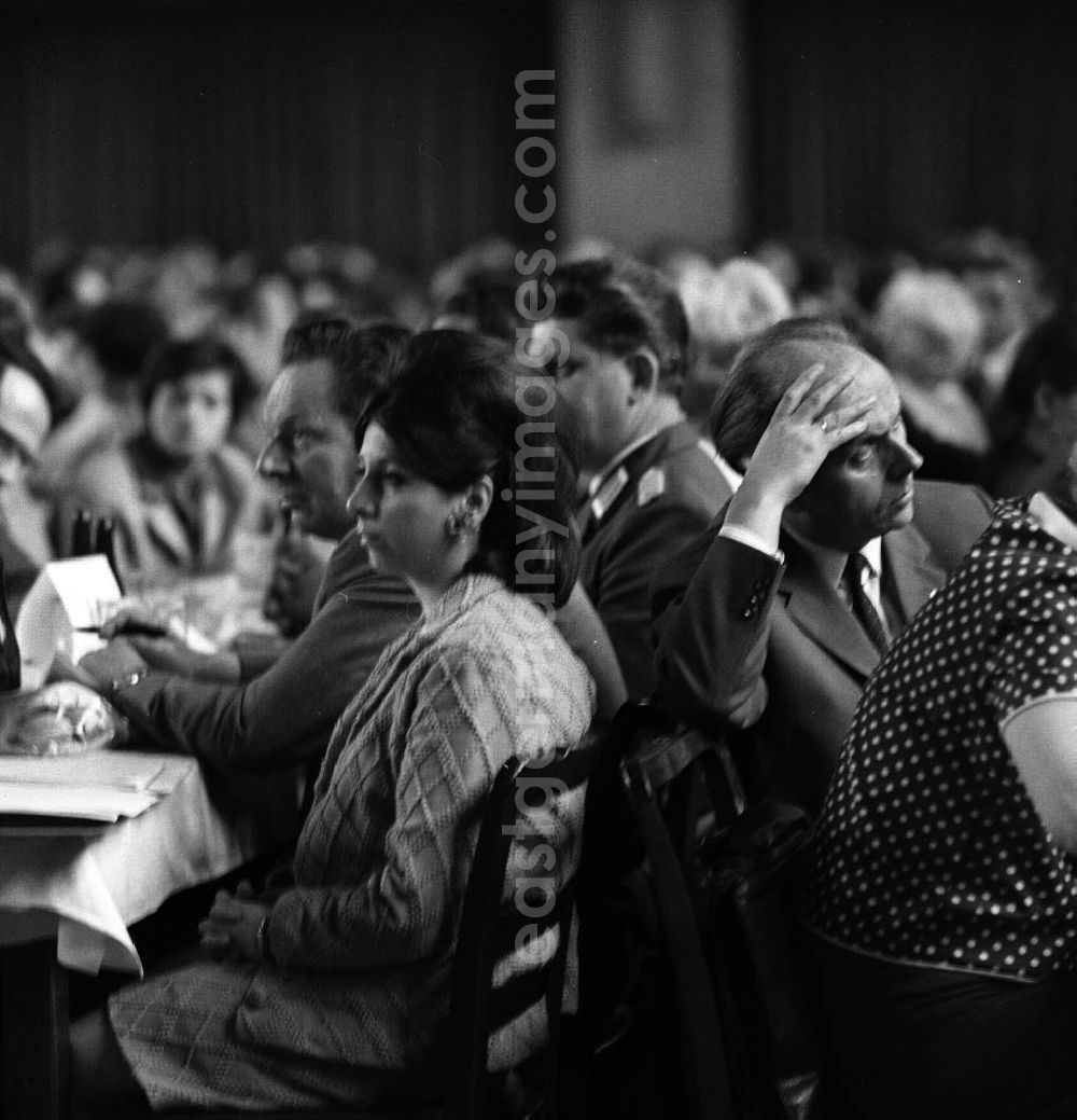 GDR photo archive: Chemnitz - Bezirksdelegiertenkonferenz der SED. Ein Blick auf die Teilnehmer der Konferenz. Delegiert sein hieß zu jeder Zeit, alle hohlen Inszenierung über sich ergehen zu lassen und tapfer gegen Müdigkeit und Langeweile anzukämpfen.