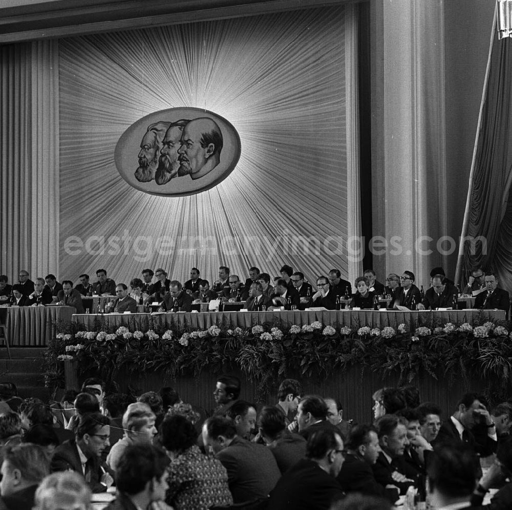 GDR picture archive: Chemnitz - Bezirksdelegiertenkonferenz der SED. Ein Blick auf Präsidium und Delegierte während der Konferenz.