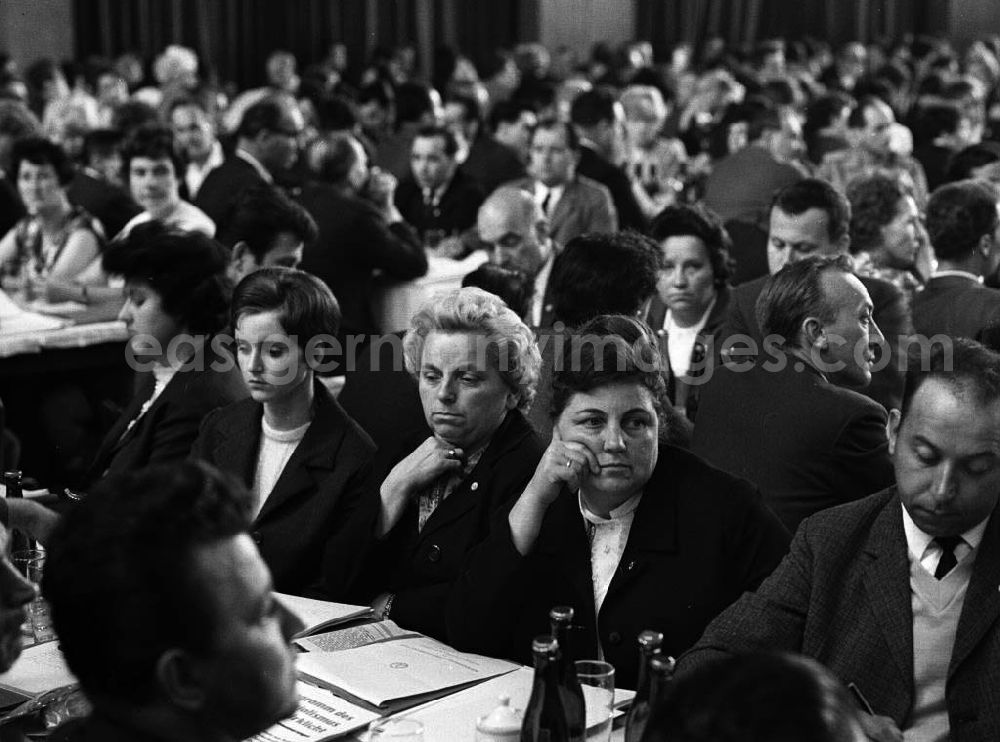 GDR image archive: Chemnitz - Bezirksdelegiertenkonferenz der SED. Ein Blick auf die Teilnehmer der Konferenz. Delegiert sein hieß zu jeder Zeit, alle hohlen Inszenierung über sich ergehen zu lassen und tapfer gegen Müdigkeit und Langeweile anzukämpfen.