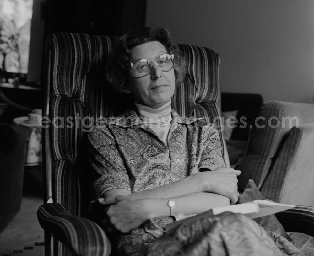 GDR picture archive: Hohen Neuendorf - Christel Guillaume was an agent of the Ministry for State Security of the GDR. In 1951, she married Günter Guillaume, who also Stasi agent war.1956 settled the couple on behalf of the Stasi in the FRG to where they masqueraded as refugees. Günter Guillaume Christel and settled in Frankfurt am Main and Christel was a secretary at the office party the SPD Hessen-Süd. In 1974 she and her husband discovered and arrested on April 24. She was sentenced to eight years in prison for treason and espionage. In 1981 the couple Guillaume in the context of an agent exchanges back to East Germany, where it was officially known as spies of the peace celebrated. Since then she has lived in retirement in Hohen Neuendorf near Berlin in a house built and secured just for her house