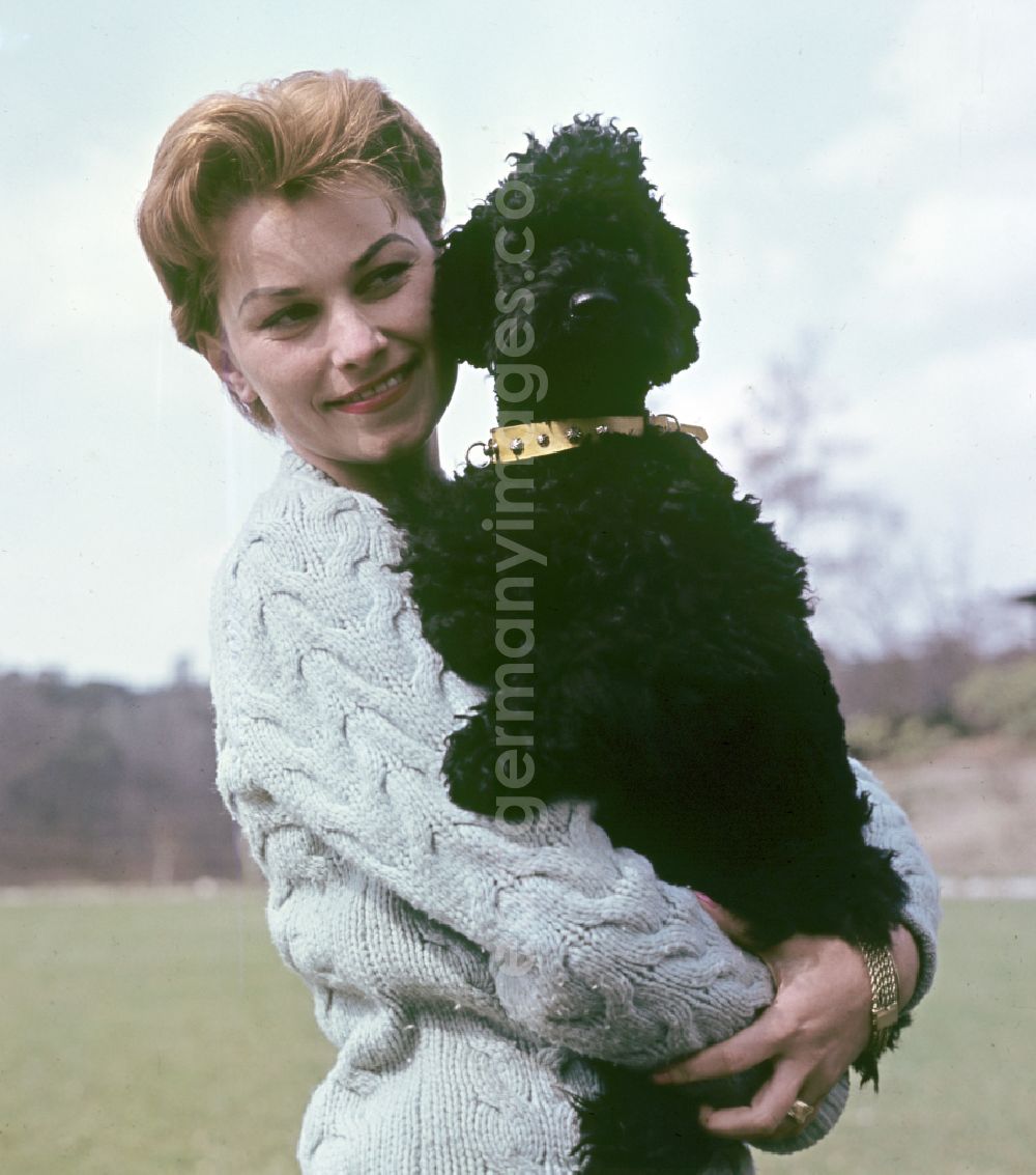 GDR image archive: Berlin - Actress Christine Laszar with poodle in the park in East Berlin on the territory of the former GDR, German Democratic Republic
