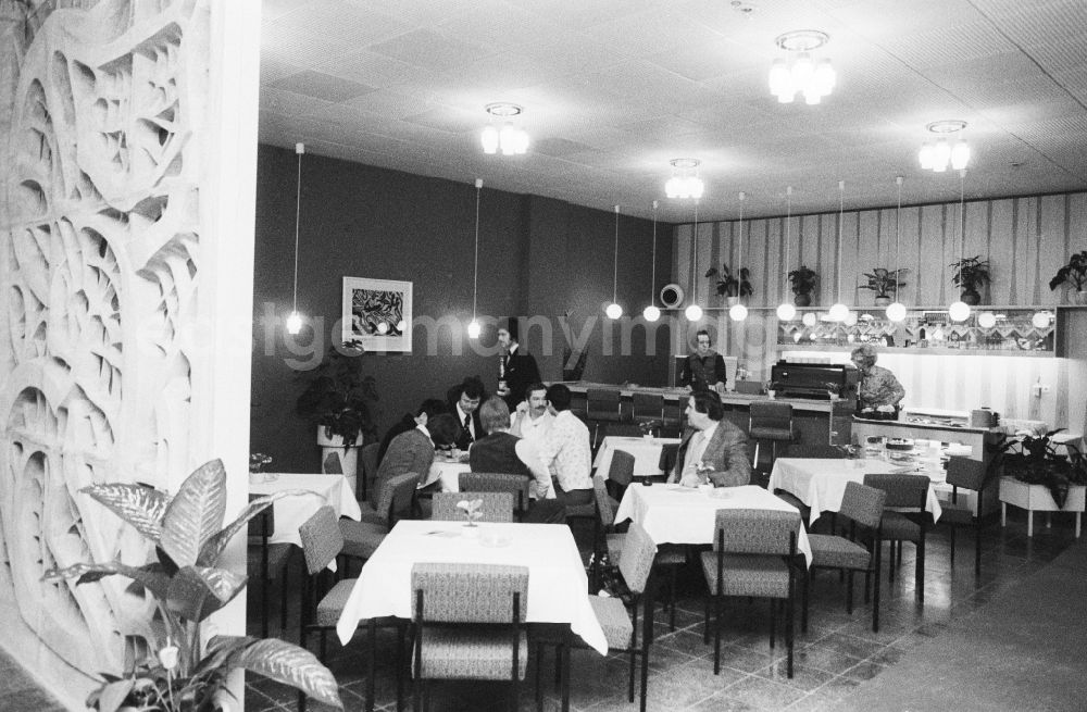 GDR image archive: Berlin - By the club restaurant the HO Baerenschfenster in Berlin, the former capital of the GDR, German democratic republic