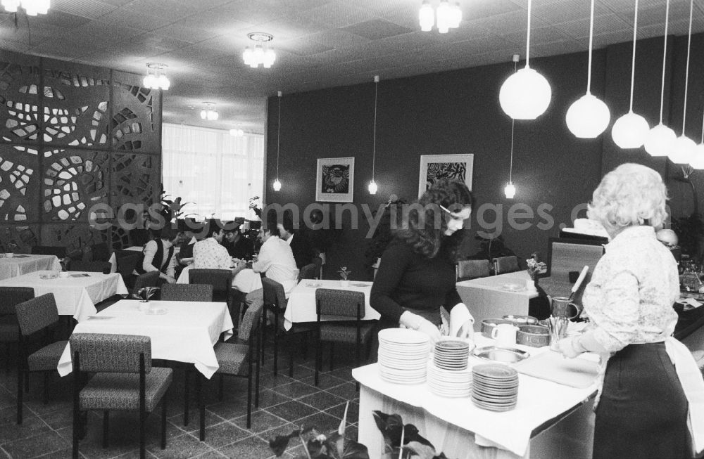 GDR photo archive: Berlin - By the club restaurant the HO Baerenschfenster in Berlin, the former capital of the GDR, German democratic republic