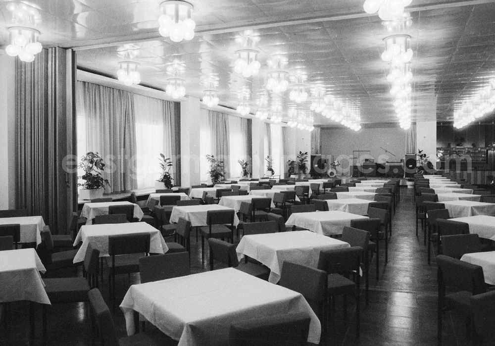 GDR picture archive: Berlin - By the club restaurant the HO Baerenschfenster in Berlin, the former capital of the GDR, German democratic republic