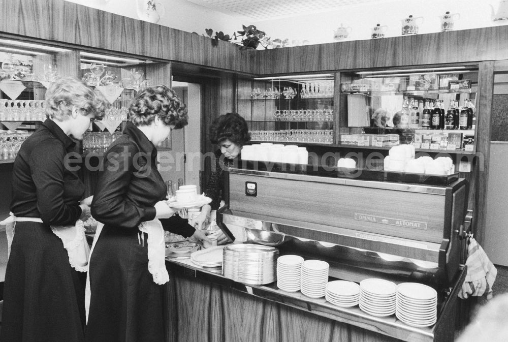 GDR image archive: Berlin - Waitress in a Kaffe machine by the club restaurant the HO Baerenschafenster in the animal park in the district Lichtenberg in Berlin, the former capital of the GDR, German democratic republic