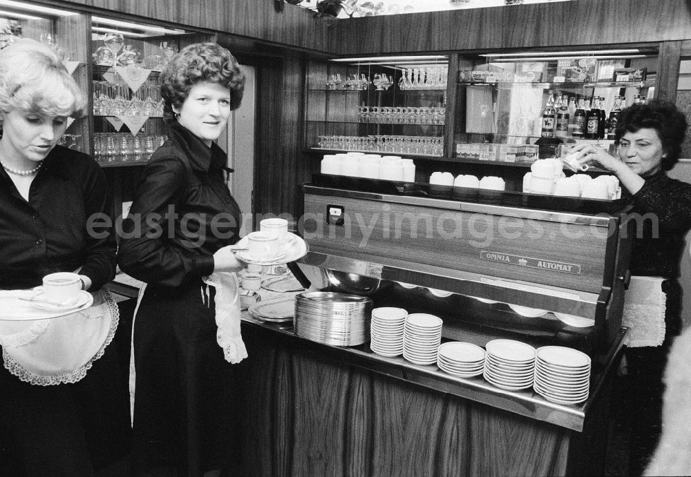 GDR photo archive: Berlin - Waitress in a Kaffe machine by the club restaurant the HO Baerenschafenster in the animal park in the district Lichtenberg in Berlin, the former capital of the GDR, German democratic republic