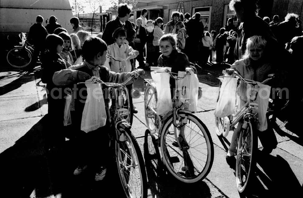 GDR image archive: Berlin - Hellersdorf - Commerzbank übergibt Fahrräder in Hellersdorf