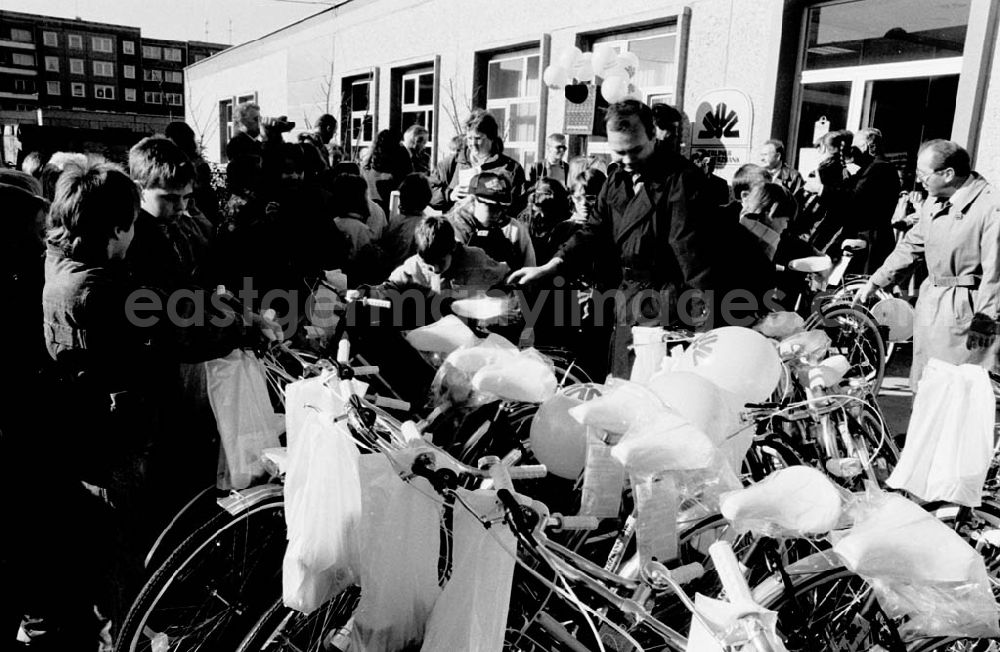 GDR photo archive: Berlin - Hellersdorf - Commerzbank übergibt Fahrräder in Hellersdorf