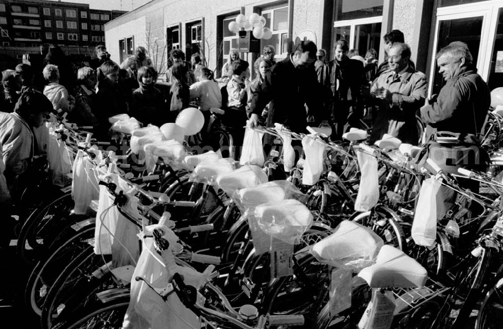 GDR picture archive: Berlin - Hellersdorf - Commerzbank übergibt Fahrräder in Hellersdorf