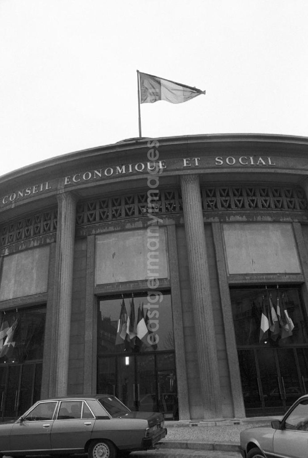 Paris: Conseil Economique et Social (Rat für Wirtschaft und Soziales) mit Beflaggung anläßlich des Staatsbesuchs von Erich Honecker in Paris.