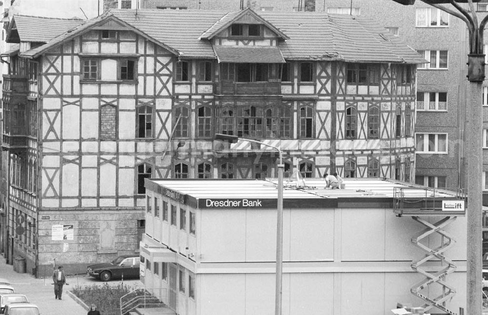 GDR picture archive: Halle (Saale) - Containerneubau der Dresdner Bank in Halle an der Saale vor altem Fachwerkhaus Juli 199